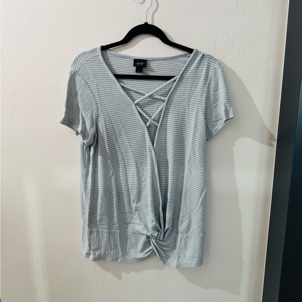 Short sleeve gray & white striped shirt a SZ LG